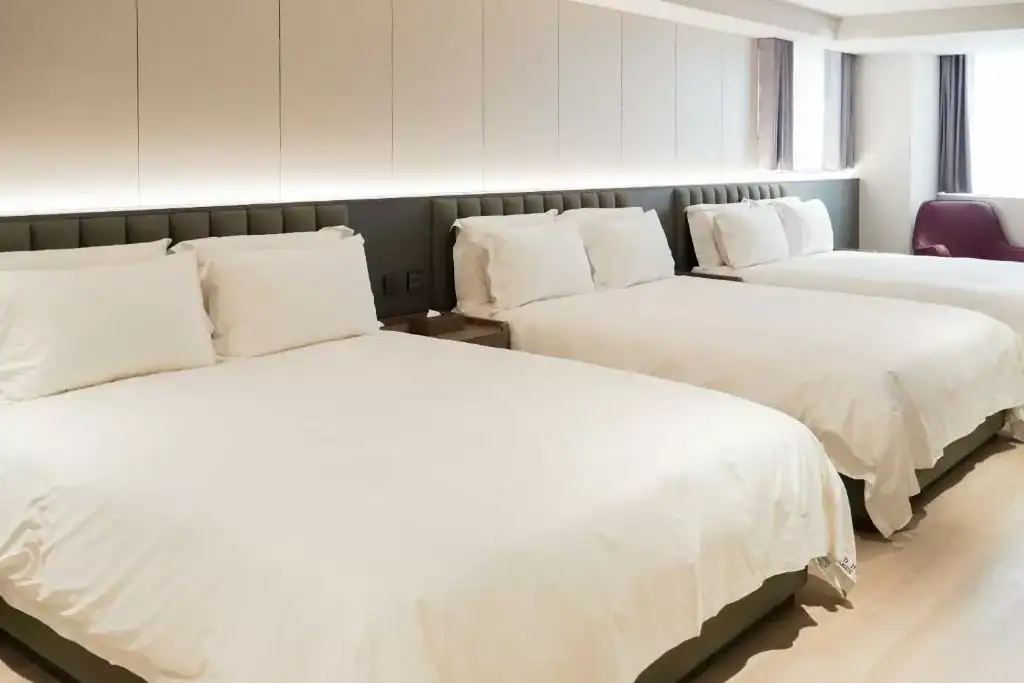 塔木德酒店台中台灣大道館六人房，三張大床設計適合家庭與多人旅遊，台中住宿推薦選擇