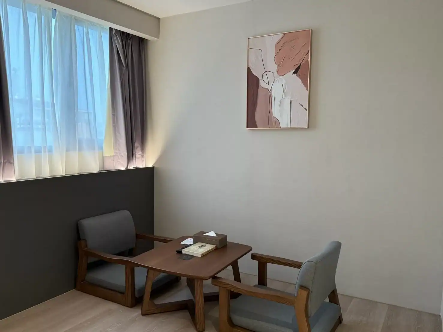 木質雙人座椅角落空間