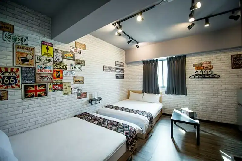 一中街星辰三人房設計，牆面復古車牌裝飾，適合家庭與朋友入住，一中街住宿特色旅店。