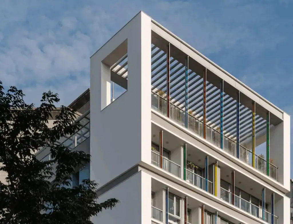 白色幾何外牆搭配彩色立柱與天窗，現代感十足。