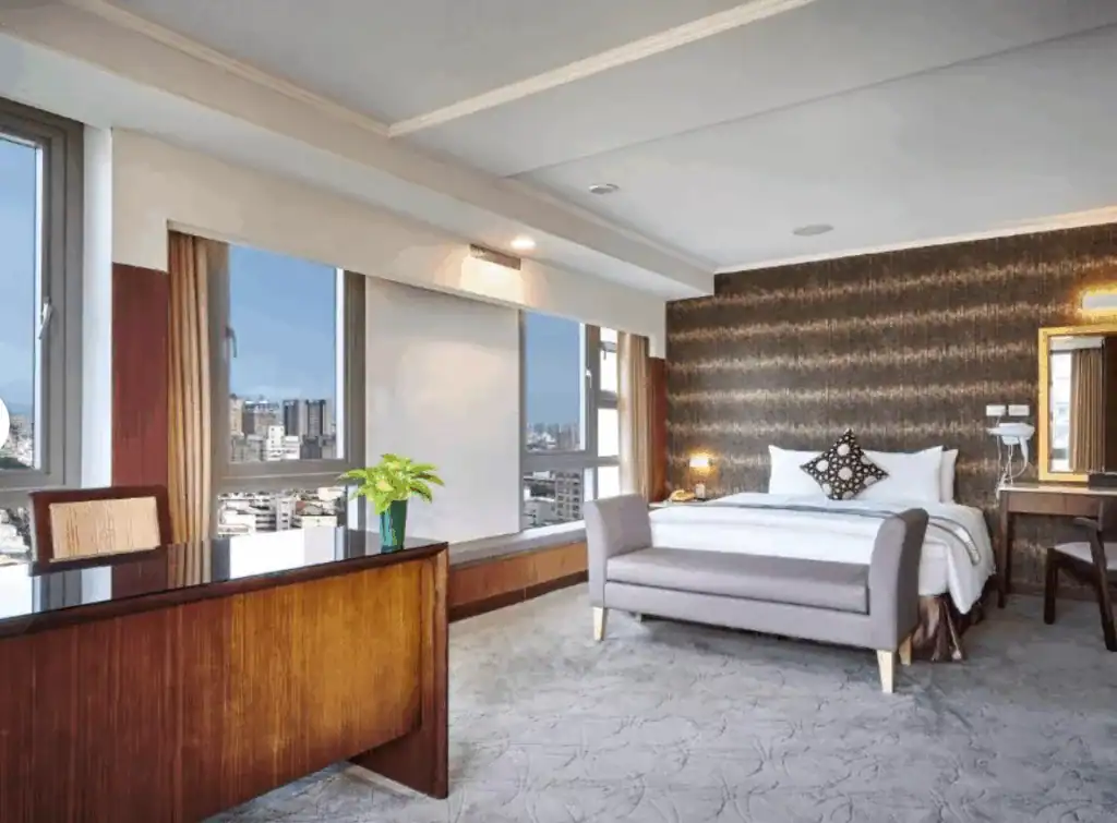 寬敞明亮房間設有大片落地窗，可俯瞰台中市景。