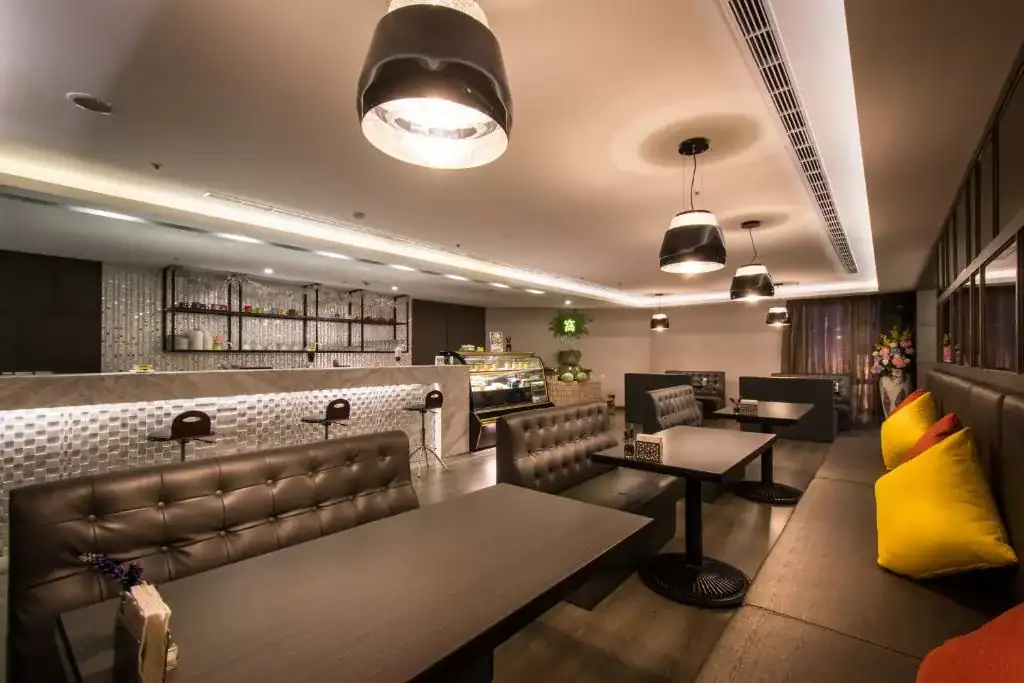 中科大飯店台中咖啡廳空間，燈光柔和與現代裝潢結合，提供旅客舒適用餐體驗，台中住宿推薦旅店之一