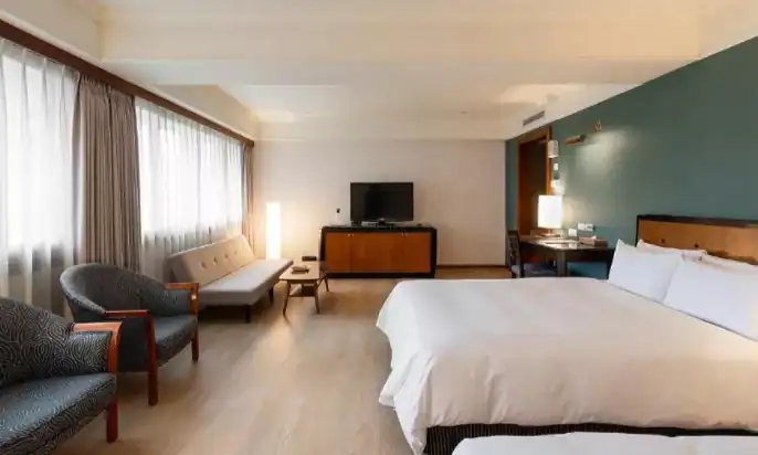 空間寬敞，搭配雙大床與休憩沙發，適合親子入住。