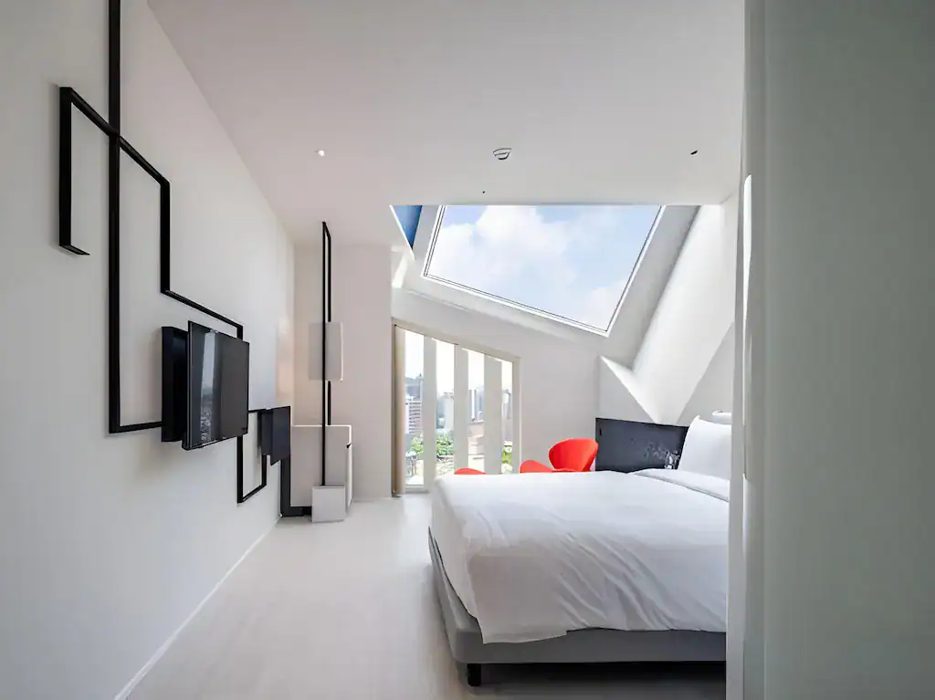台中大毅老爺行旅現代客房設計，挑高天窗與城市景觀相結合，台中住宿推薦設計旅店