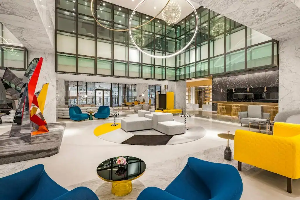 挑高大廳設計，現代感十足