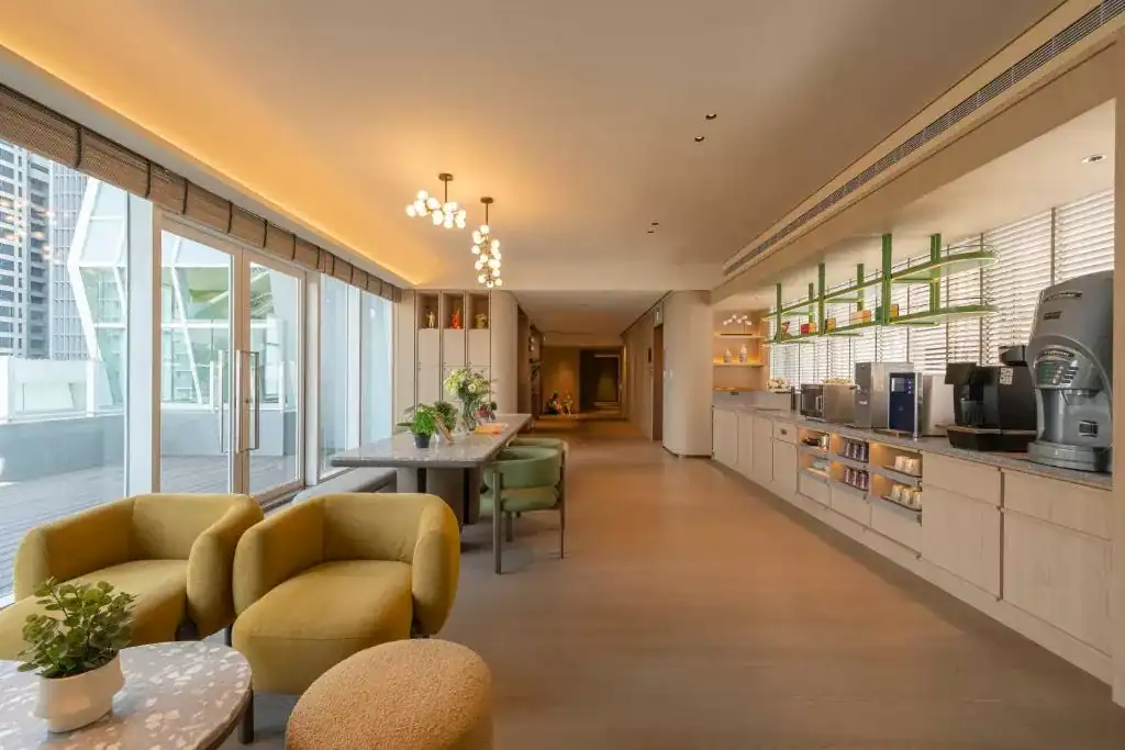 飯店交誼廳空間明亮寬敞，設有沙發座與自助咖啡吧，氛圍溫馨放鬆