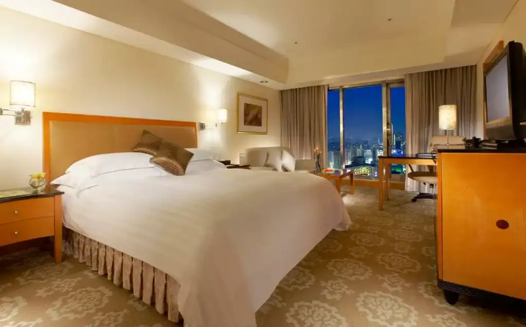 台中金典酒店高樓客房景觀，溫馨裝潢與夜景窗景兼具，台中住宿推薦熱門選擇