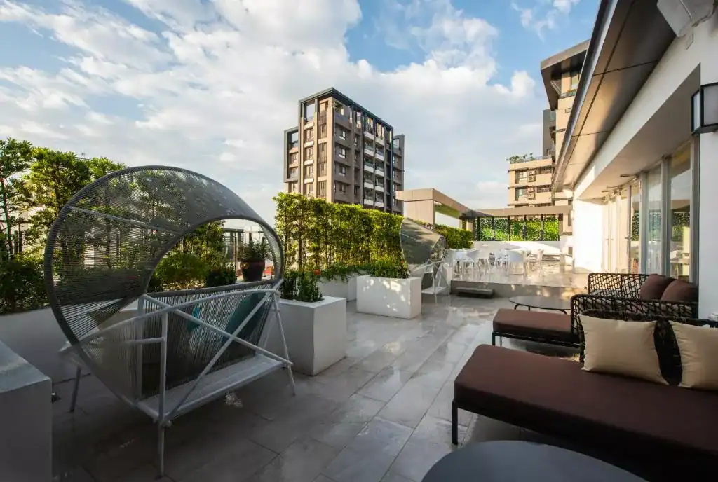 城市漫遊行旅戶外露臺空間，結合綠意植栽與現代休憩區，台中住宿推薦文青風格旅宿