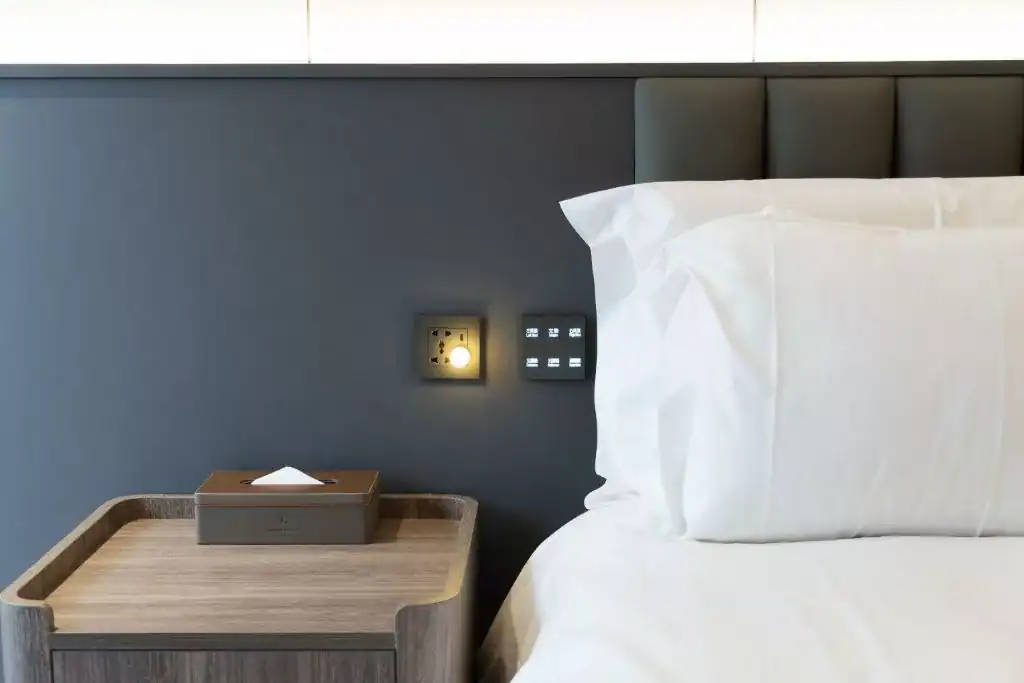 塔木德酒店台中台灣大道館客房設計，潔白床鋪與床頭控制面板，台中住宿推薦