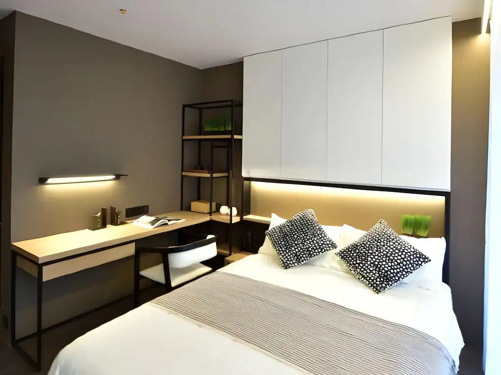 康茵行旅台中客房設計簡約現代，結合木質書桌與舒適床鋪，台中住宿推薦商務旅館首選