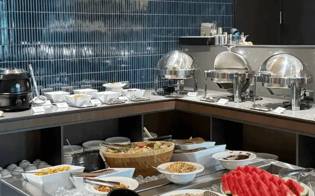 早餐區供應多樣中西式料理、沙拉與水果，環境整潔現代。