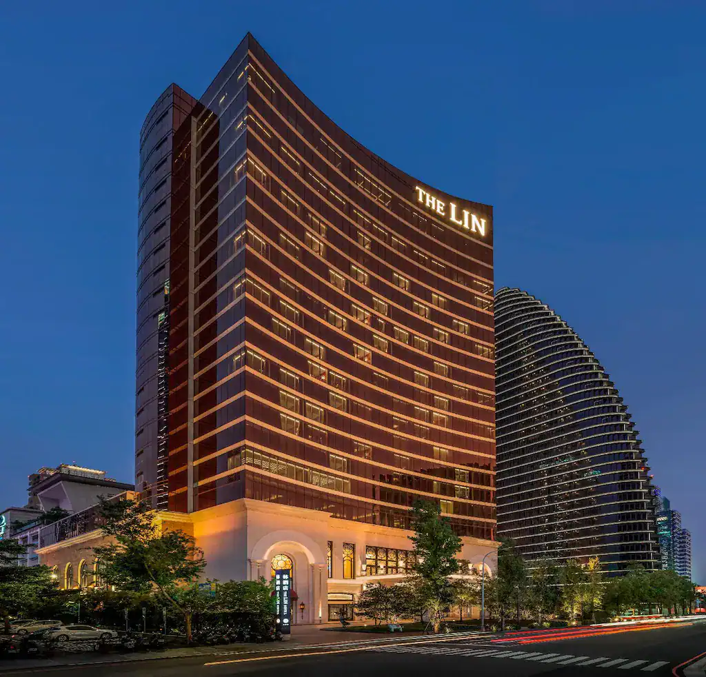林酒店台中夜間外觀，玻璃帷幕高樓氣勢磅礴，台中住宿推薦五星級飯店首選