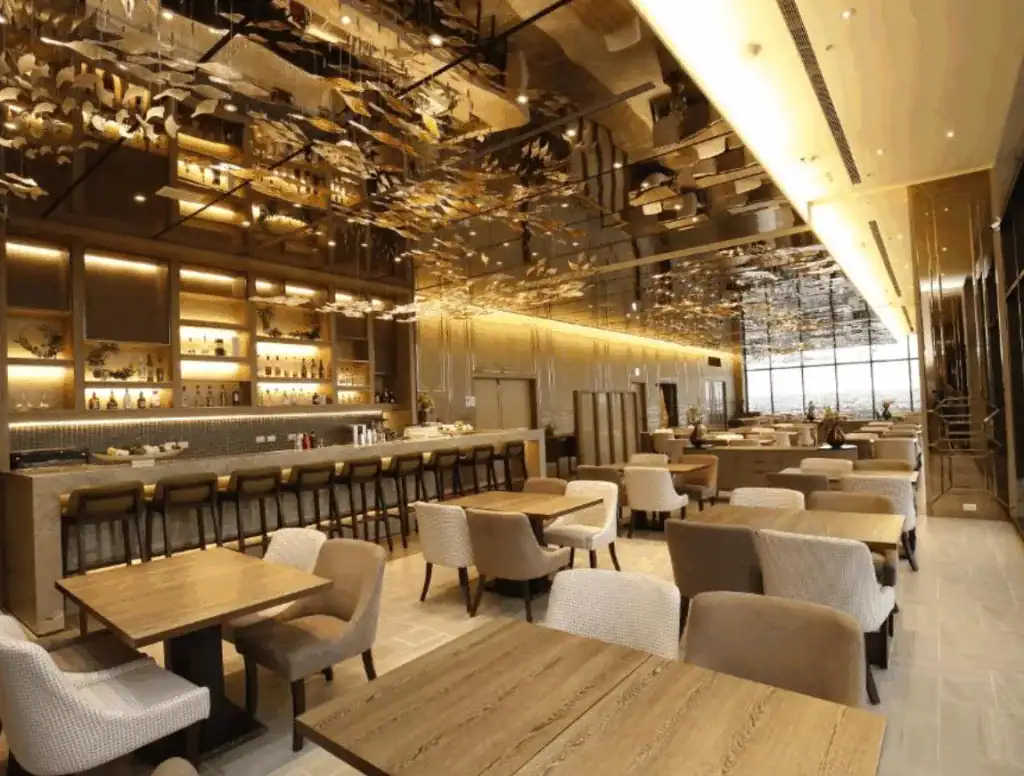 鏡面天花板與沉穩燈光，打造時尚用餐氛圍。