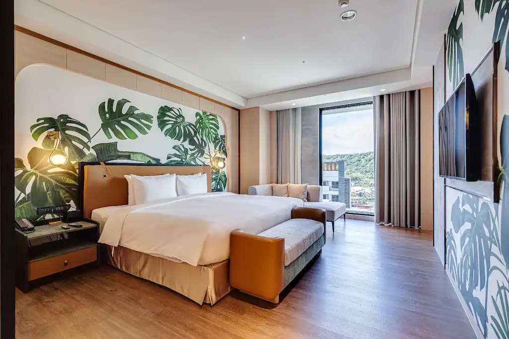 烏日璞旅設計感客房，綠意植栽牆與大片窗景營造自然氛圍，台中住宿推薦質感旅店