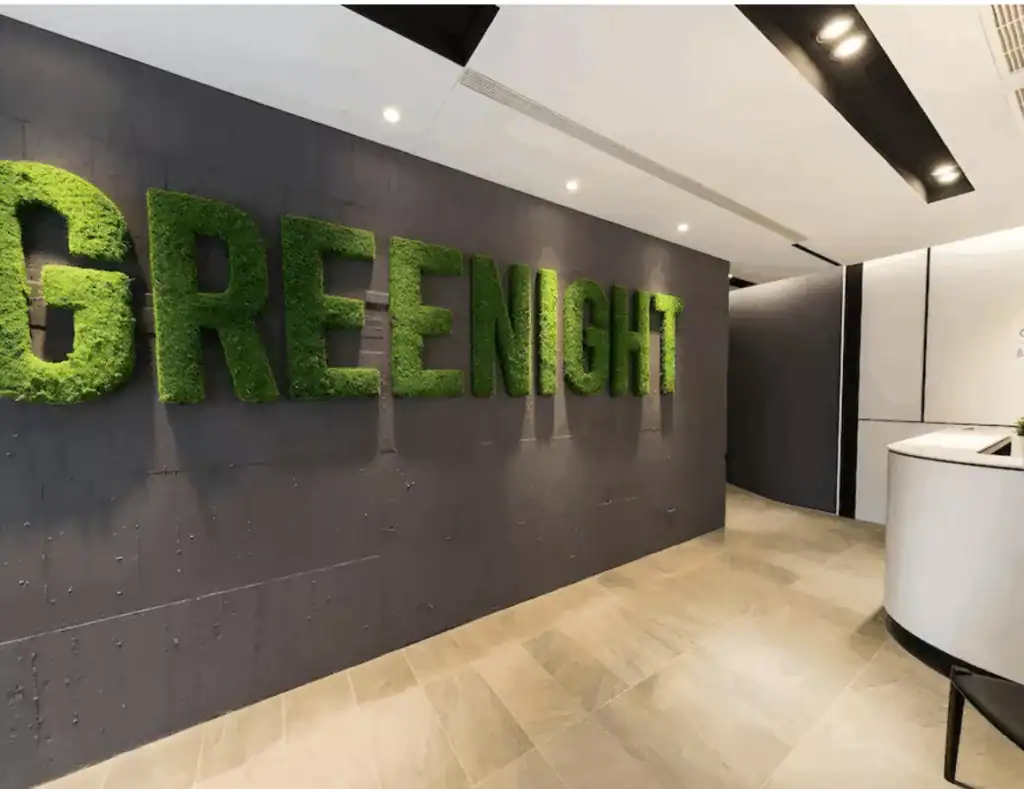 接待大廳設有風格立體 LOGO，營造自然與現代融合氛圍。