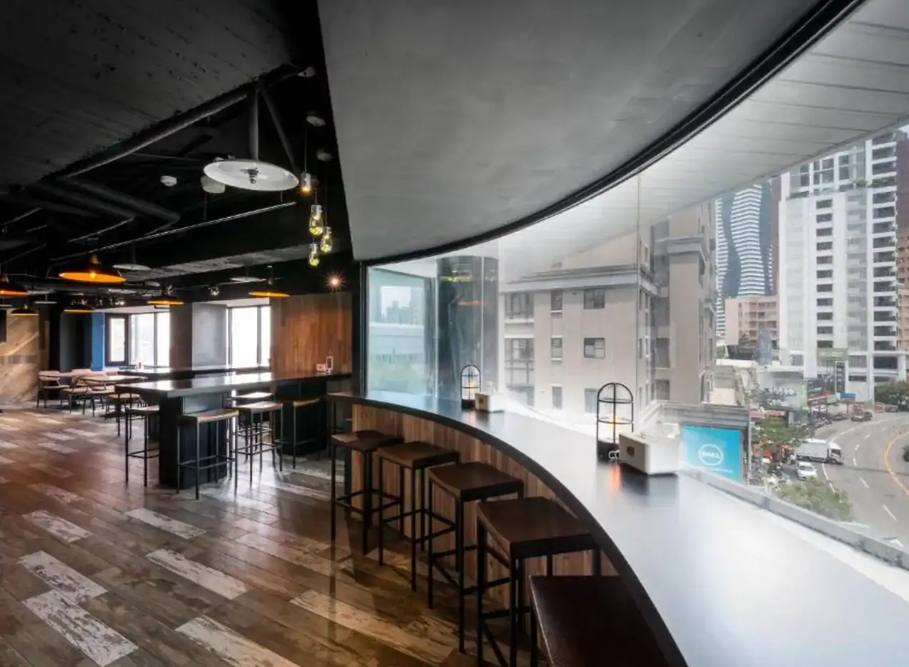 木質地板與高腳椅設計，適合工作與休憩。