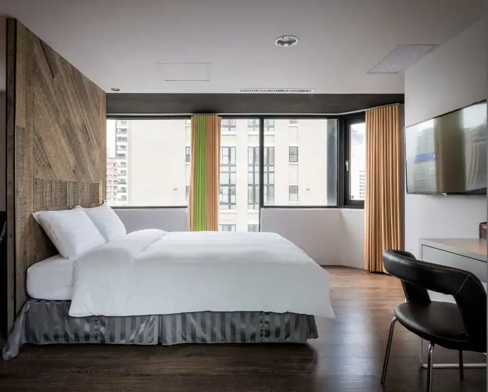 草悟道文旅設計感客房，結合大面窗景與自然採光，台中住宿推薦文青風格旅店
