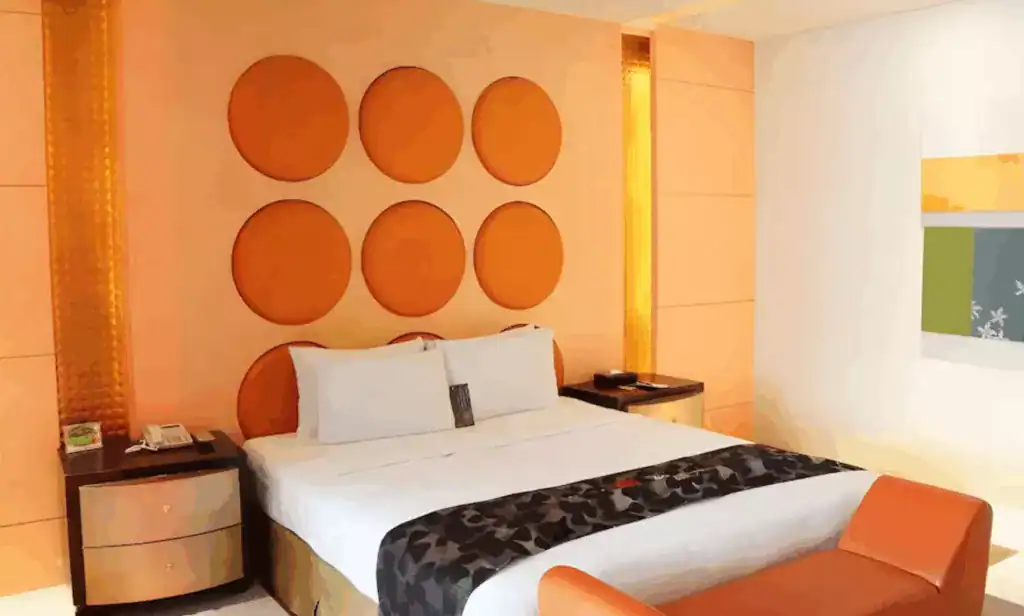 香緹兒高鐵戀館主題客房設計，橘色圓形牆面與柔和燈光打造浪漫氛圍，台中住宿推薦特色旅館