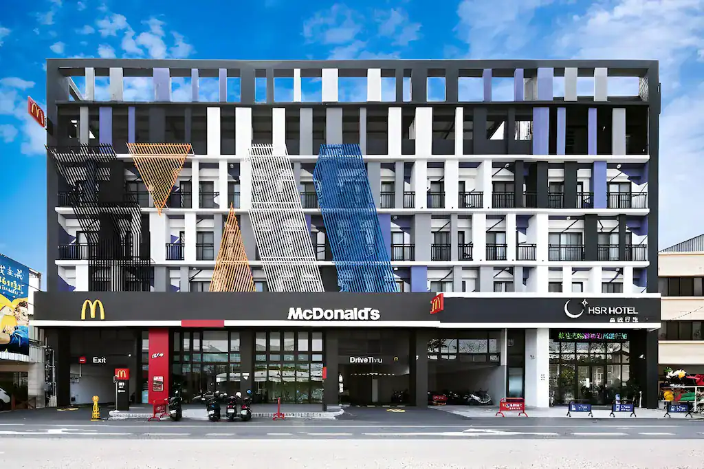 赫絲珀HSR高鐵行旅外觀設計，位於台中高鐵站附近，結合速食與住宿空間，台中住宿推薦交通便利選擇