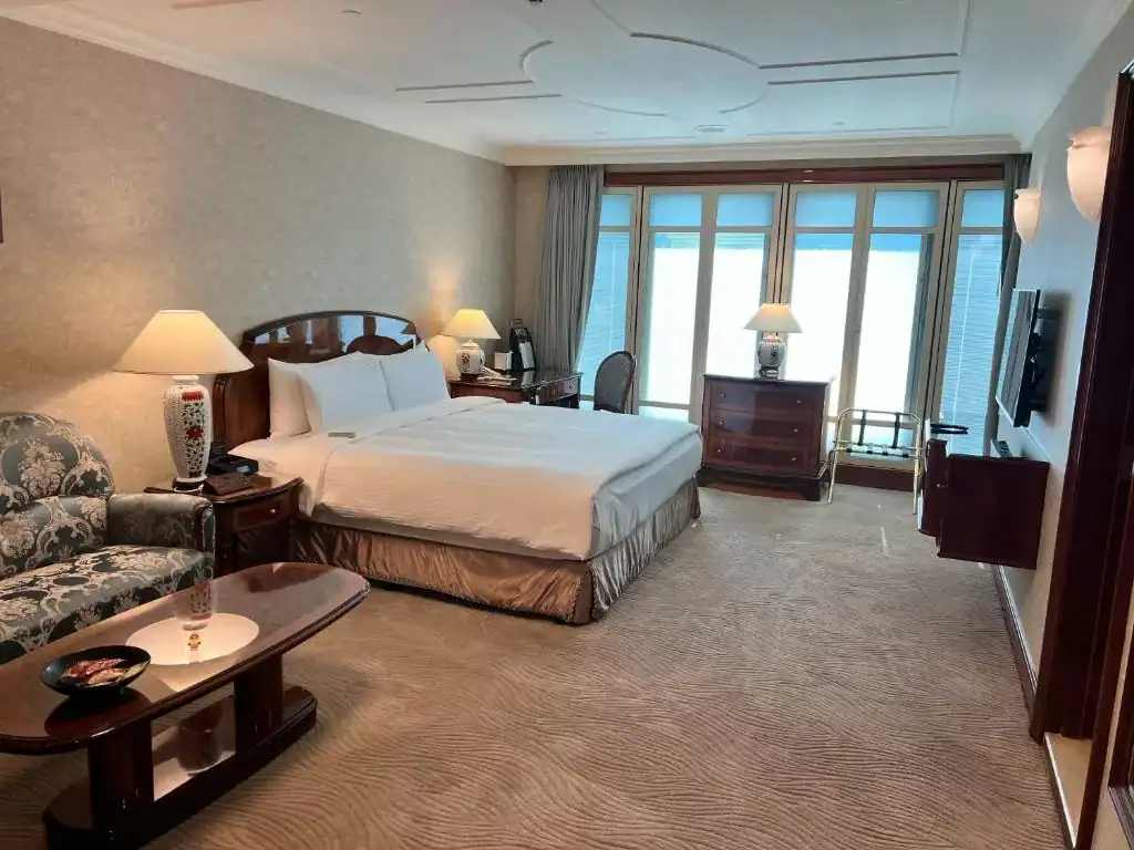 長榮桂冠酒店台中典雅客房空間，古典家具與寬敞格局兼具，台中住宿推薦高評價選擇