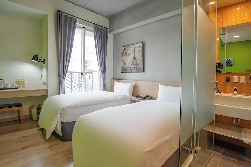 雀客快捷台中一中館客房設計，一中街住宿推薦選擇，雙床房型簡約清新、機能齊全，適合情侶、小資族短住。