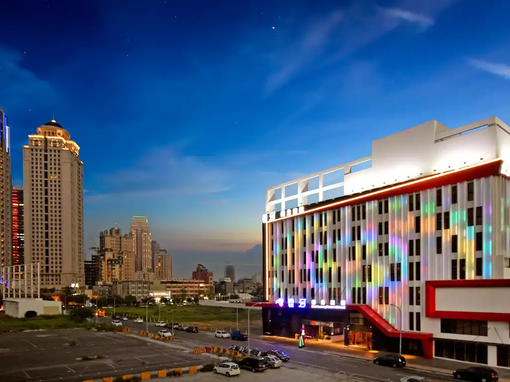 雲河概念旅館台中外觀夜景，建築燈光變化繽紛吸睛，鄰近七期商圈，台中住宿推薦特色旅店