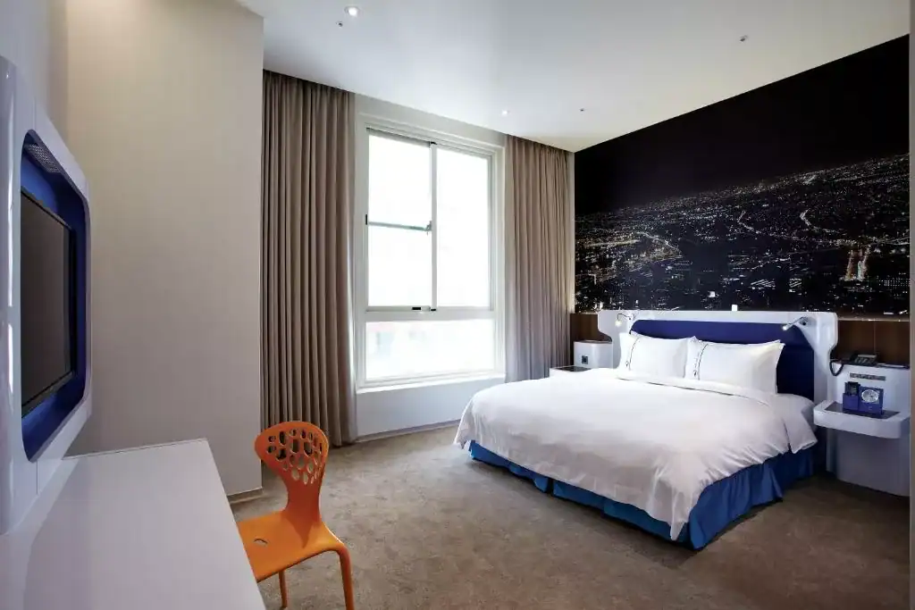頭等艙飯店台中綠園道館現代雙人房設計，夜景牆面與明亮空間兼具，台中住宿推薦風格旅店