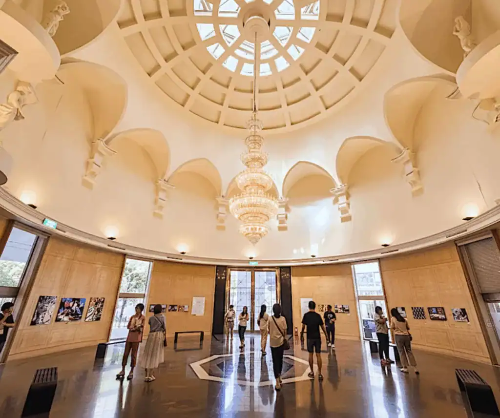 圓頂天窗與華麗吊燈，氣氛莊重典雅。