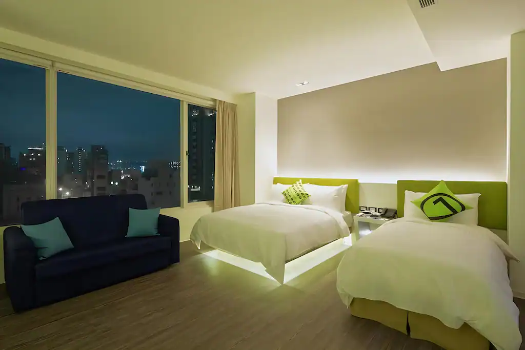 Hotel 7 逢甲採用明亮簡約的房型設計，大片窗景帶來舒適夜景，是台中商務旅館中兼具休息與質感的優質選擇。