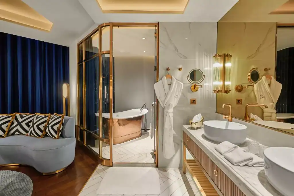 OKU歐酷酒店以金屬質感與精品浴室設計呈現高端風格是台灣大道飯店中深受旅客喜愛的質感住宿選擇。