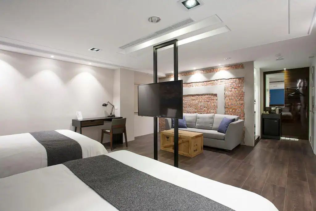 P&F 過來旅店的房型寬敞明亮，具備書桌與休憩沙發，是台灣大道飯店中深受旅客喜愛的舒適選擇。