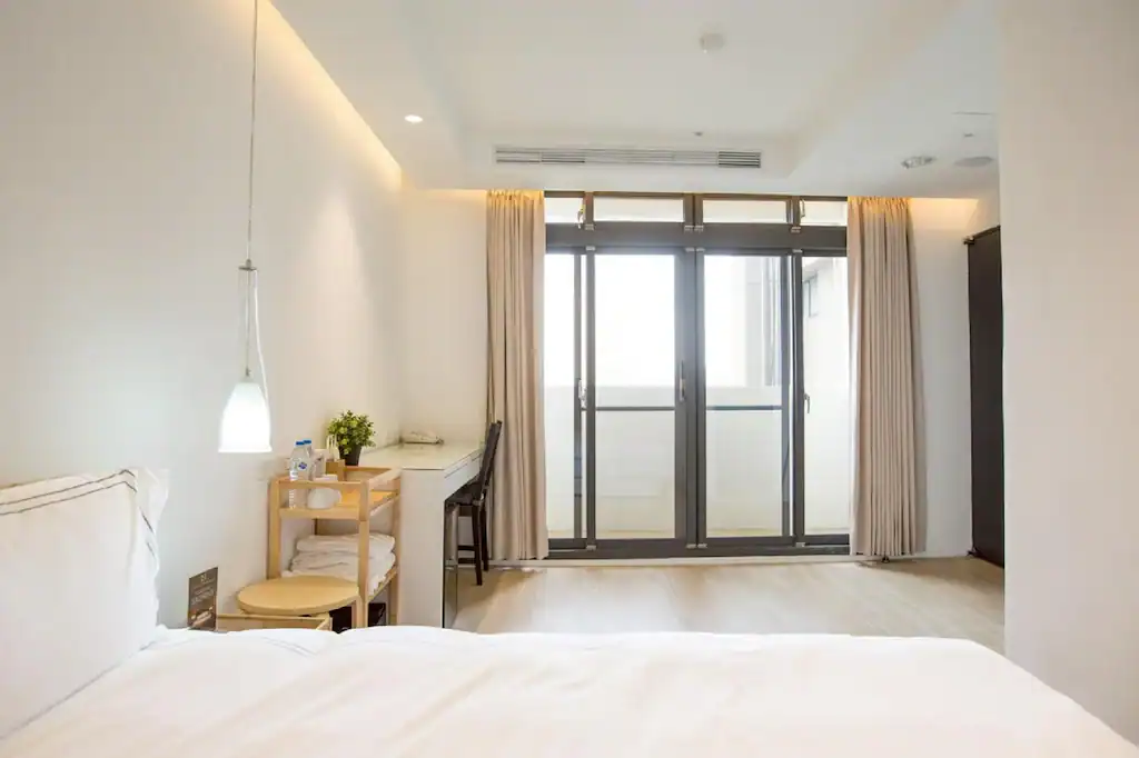小西城旅店的明亮簡約客房設計提供舒適入住體驗是台灣大道飯店中深受旅客好評的輕旅行選擇。