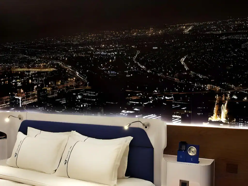 台中商務旅館頭等艙飯店台中綠園道館的夜景風格客房，呈現沉穩航海主題設計。