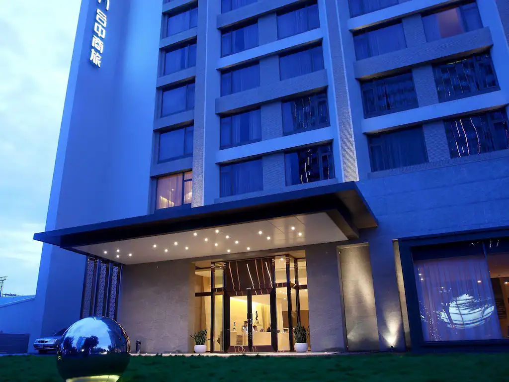 台中商旅的典雅飯店外觀，提供舒適專業的商務住宿環境。