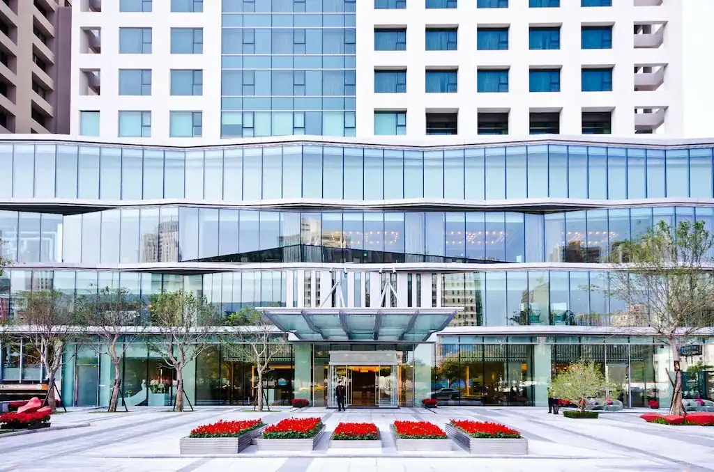 台中日月千禧酒店外觀，展現台中商務旅館中高端質感與七期核心區的便利位置。