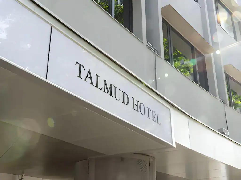 塔木德酒店台灣大道館入口招牌，呈現台中商務旅館簡潔質感的品牌形象。