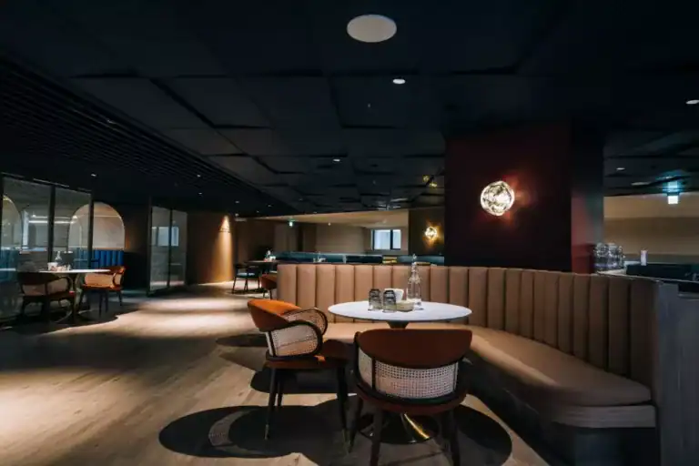 塔木德酒店台灣大道館的大廳座位區設計典雅舒適是台灣大道飯店中備受旅客好評的安心入住選擇。