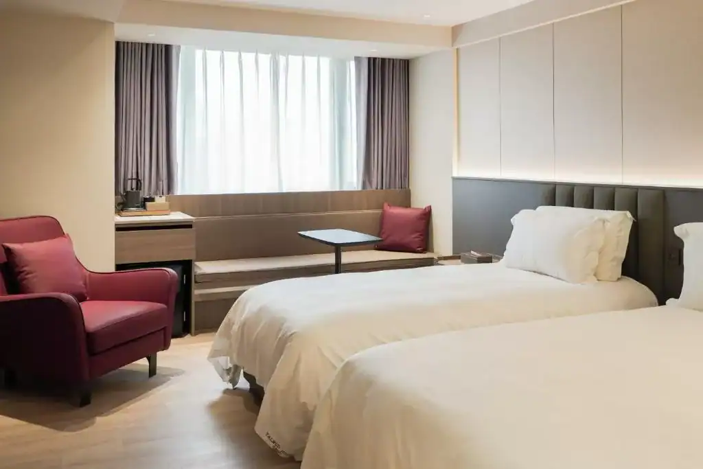 台中商旅塔木德酒店台灣大道館的明亮雙床房，提供舒適與高質感的住宿空間。