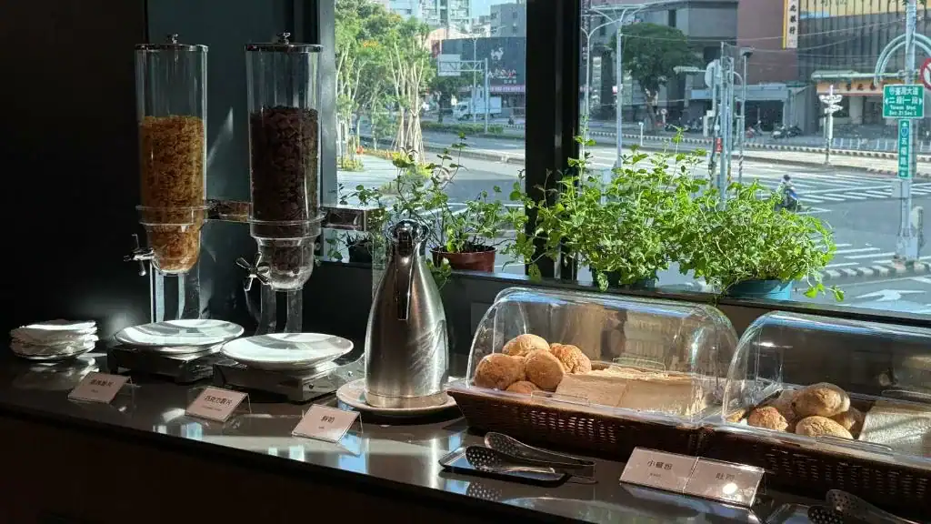 台中商旅塔木德酒店台灣大道館的自助早餐區，提供麵包與穀片等輕食選擇。