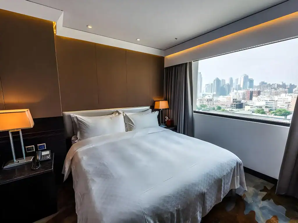天閣酒店台中館高樓景觀客房，展現台中商務旅館舒適寬敞與安靜睡眠品質。