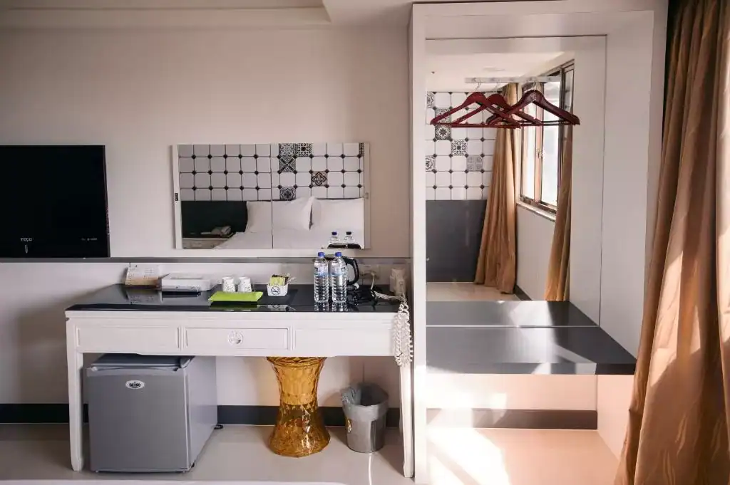 奇異果快捷旅店站前一館客房設施簡潔明亮，展現台中商務旅館的高CP值與便利住宿環境。