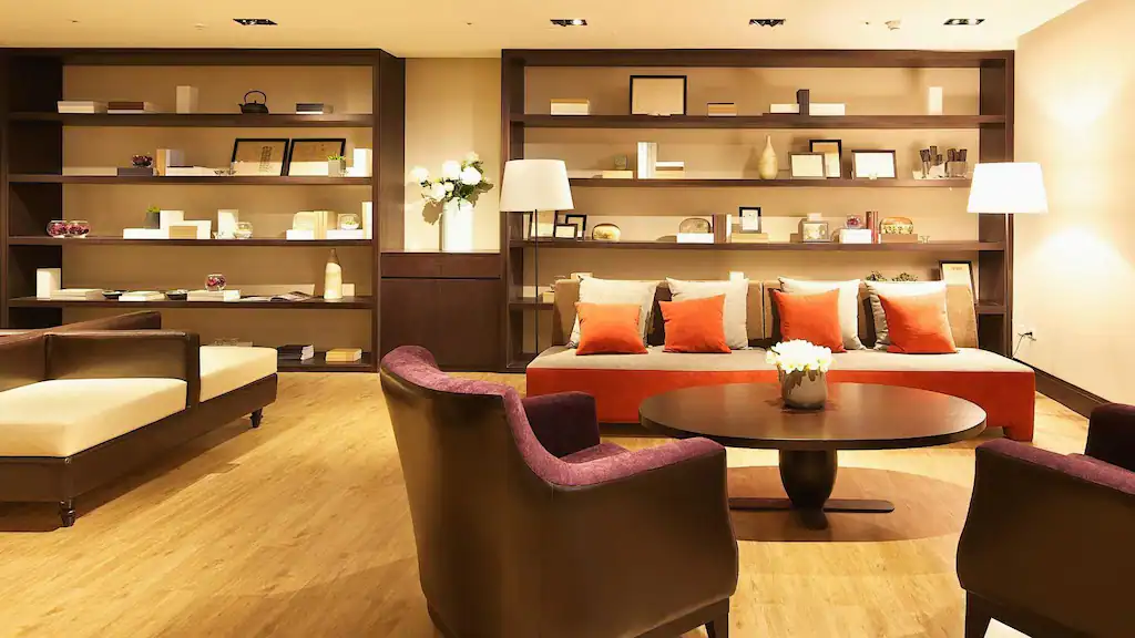 寶島53行館的溫馨交誼廳以木質與暖色設計打造舒適氛圍是台灣大道飯店中適合旅客放鬆的友善選擇。