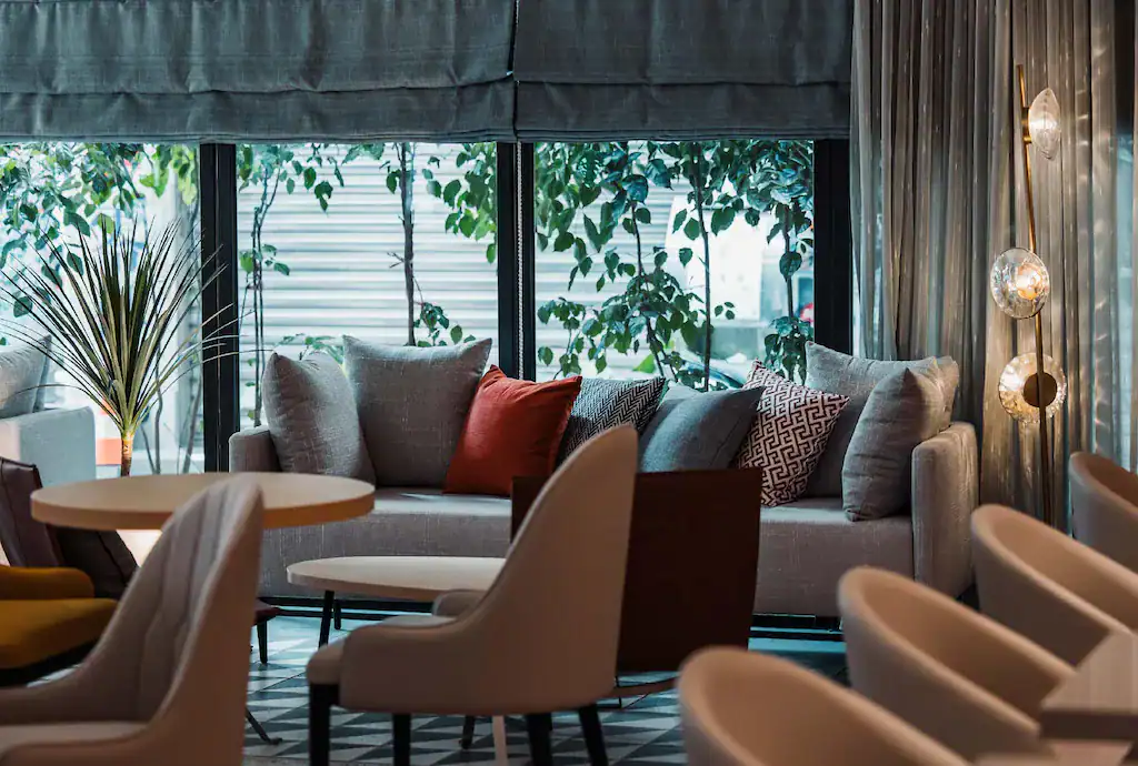 悅樂旅店大廳休憩區設計明亮舒適，是台灣大道飯店中深受旅客喜愛的放鬆空間。