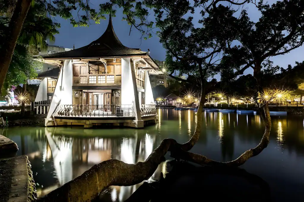 台中商務旅館悅樂旅店台中站前湖畔夜景外觀照片。