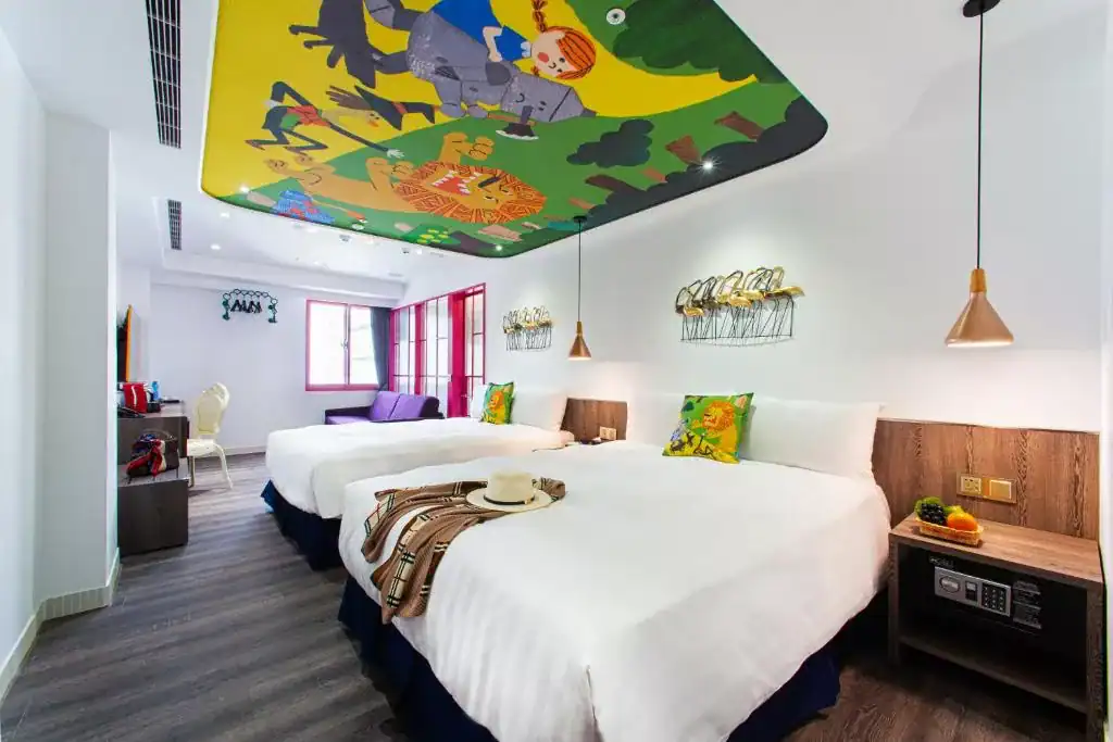 台中商務旅館挪威森林行旅1號館色彩活潑親子房型。