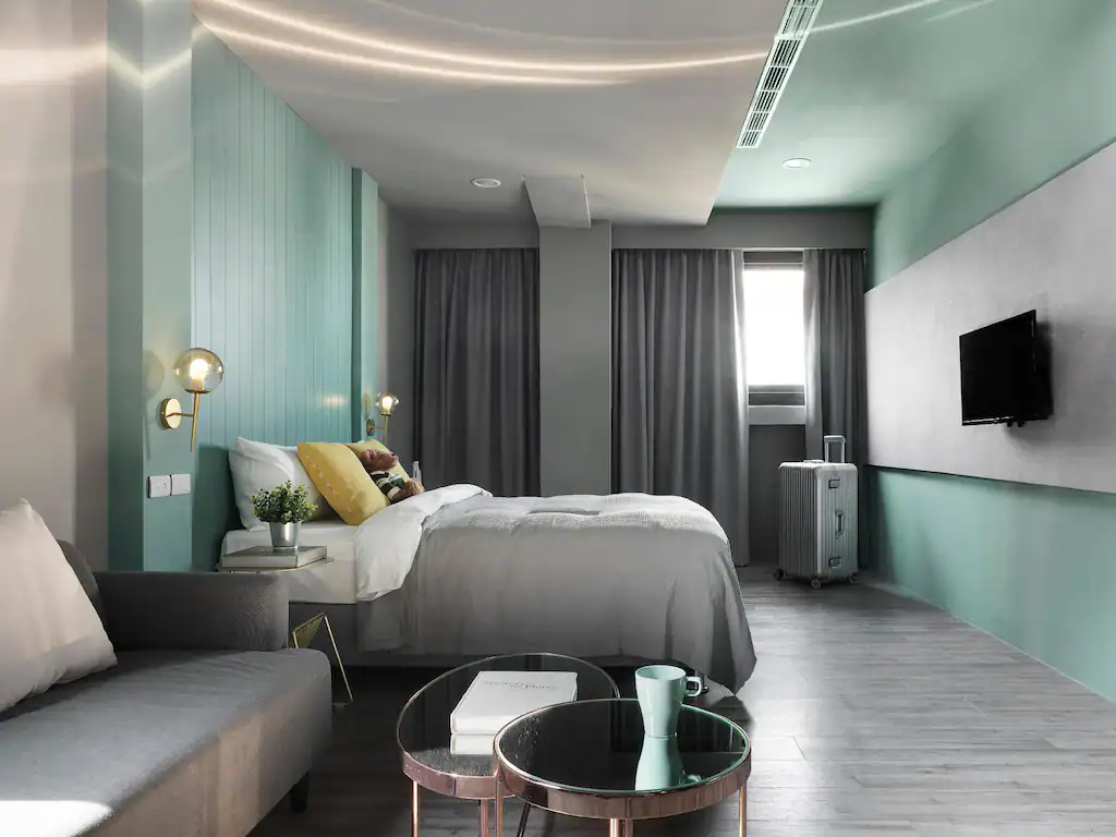 曼特先生的灰綠系設計客房風格清新，提供舒適入住感受，是台灣大道飯店中深受旅客喜愛的選擇