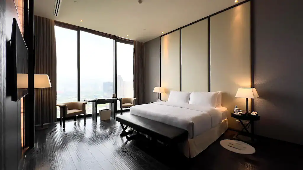 台中商旅林酒店的寬敞景觀客房，提供高樓層舒適入住體驗。