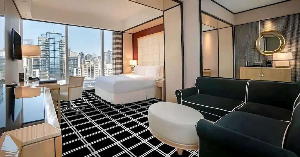 台中商務旅館林酒店的高樓景觀客房，設計典雅、採光充足並提供完善商務設備。