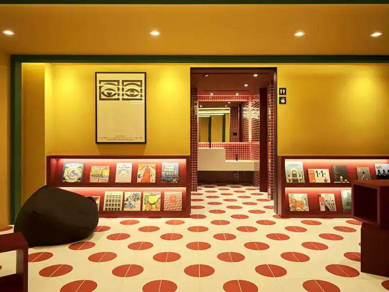 台中商務旅館紅點文旅的繽紛閱讀展示空間，設計感強烈並充滿藝術氛圍。
