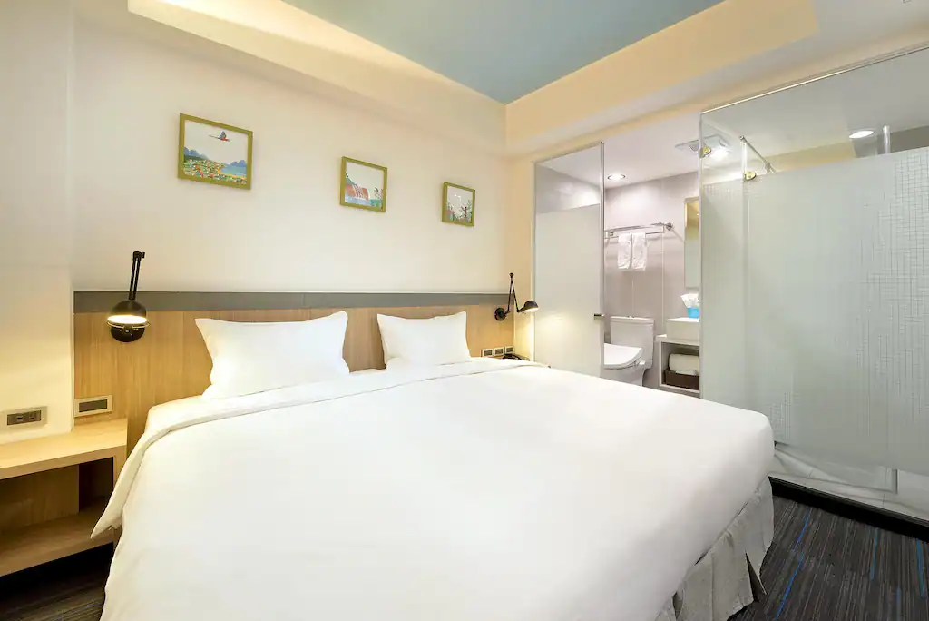 荷米旅居的簡約溫馨雙人房搭配明亮衛浴設計住起來舒適放鬆是台灣大道飯店中受旅客喜愛的平價選擇。